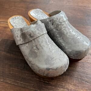 ✨ Sanita Metallic Clogs – Size 39 – Excellent Condition – Shine with Every Step!